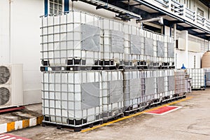 Bulk liquid containers