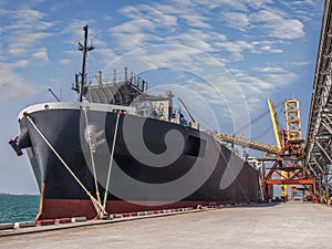 Bulk vessel loading onboard.