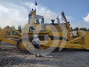 bulldoser komatsu D375