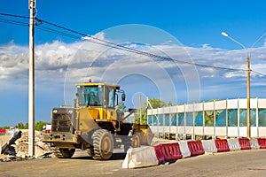 Bulldozer with bucket construction high-speed road