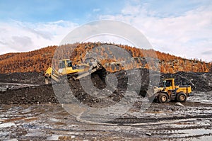 Bulldozers and Wheel Loaders in the mountains of Eastern Siberia / Earthworks / Mining