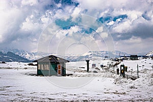 Atropellar internacional fronteras cubierto con nieve sobre el 