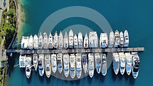 a bunch of boats that are in the water on a dock