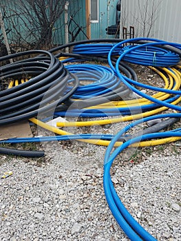 A bunch of flexÃÂ±ble pipes sitting on the ground