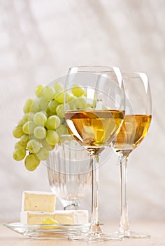 Bunch of grapes and white wine