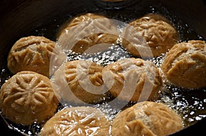 Bunch the unleavened bread frayed with refined oil in the silver pot