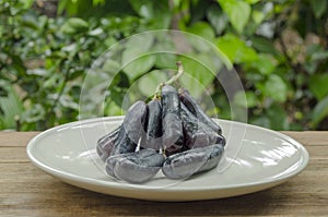 bunch of witch finger grapes on white plate