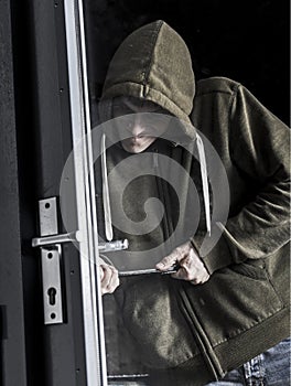 Burglar forcing door