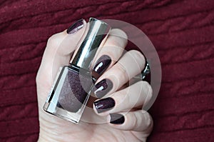 Burgundy manicure with minimalist pattern with triangles