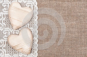 Vrecovina krajkový tkanina a drevený srdce 