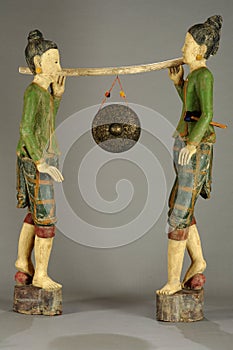 Burmese statues of carriers of gong