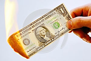 Verbrennen Sie Dollars und vernichten Sie Geld