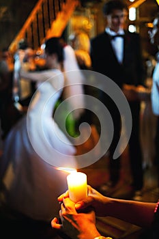 Bruciando candela nozze cerimonia 