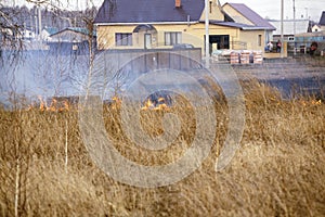Burning dry grass in field poses serious danger, fire spreads quickly with strong winds