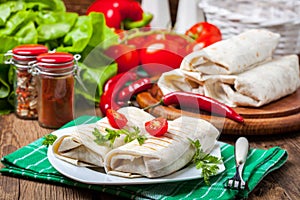 Burritos filled wiht minced meat, bean and vegetables.