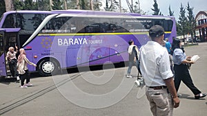 Bus Pariwisata Holiday dayy Tuesday