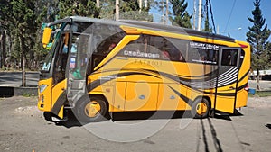 Bus Pariwisata Holiday dayy Tuesday