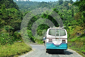 Autobus na cesty v údolí mezi jít na nepál 