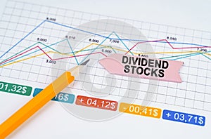 On business charts there is a pencil and an arrow sticker with the inscription - Dividend stocks