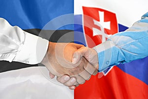 Podanie ruky na pozadí vlajky Estónska a Slovenska. Koncepcia podpory