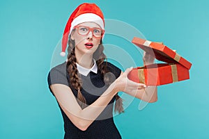 Business lady open box, looking at camera with amazement face