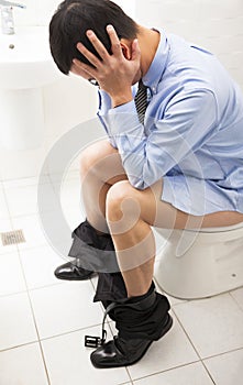 Obchodník frustrovaný výraz záchod sedadlo 