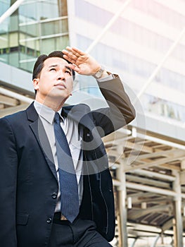 Business man looking away in the modern city