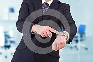 Emprendedor muestra sobre el su Reloj de pulsera 