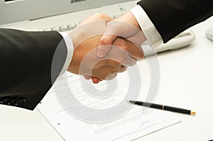Empresario agitar manos después firma contrato 