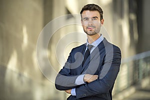 Uomo d'affari in piedi fiducioso sorriso ritratto 