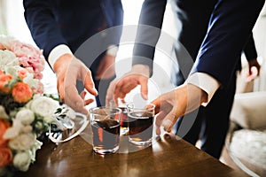 Das Geschäft. männer halten Gläser aus. gentleman. trinken aus Alkohol 