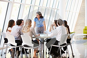 Business Persone Che Hanno Riunione Del Consiglio Di Amministrazione In Ufficio Moderno Discutere.
