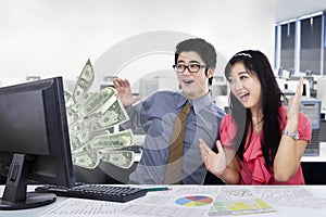 Business team earning money online in the office