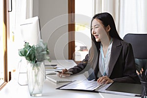 Business woman analyse document on her desk