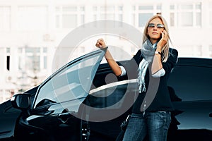 Móda obchodnice v sluneční brýle povolání na telefon další na auto 