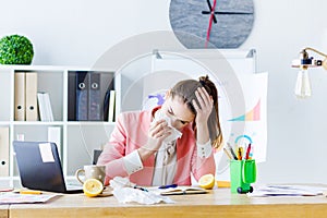 Mujer de negocios sentimiento enfermo a cansado sobre el oficina 