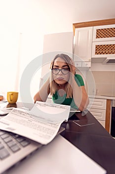 Business woman at home working - planning budget and finances