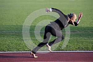 Business woman ready to sprint