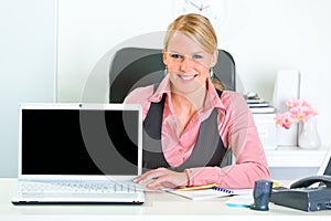 Donna d'affari visualizzato computer portatile vuoto schermo 