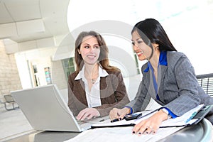 Mujer de negocios un equipo 