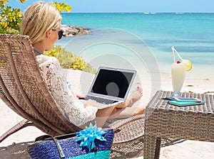 Mujer de negocios en negocios computadora sobre el Playa 