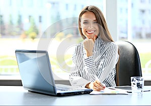 Mujer de negocios en negocios sobre el computadora portátil computadora 