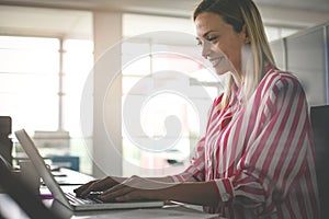 Mujer de negocios en negocios en oficina. mujer de negocios escribiendo sobre el notas 