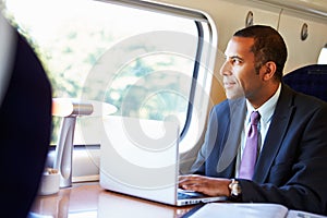 Podnikateľ dochádzanie na na vlak a prenosný počítač 