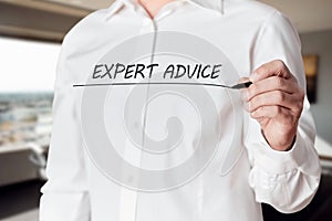 Businessman hand holds a pen and underlines the words expert advice on virtual screen