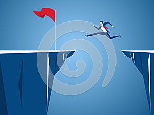 Podnikatel skok přes mezera překážky mezi kopec na vlajka a úspěch. běh a skok přes útesy. obchod 