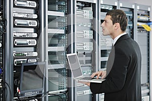 Podnikatel přenosný počítač v síť serverovna 