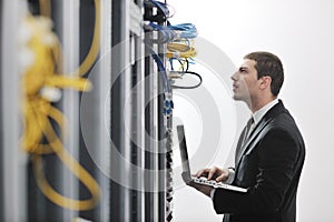 Podnikatel přenosný počítač v síť serverovna 