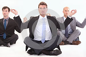 Imprenditore meditazione su bianco 