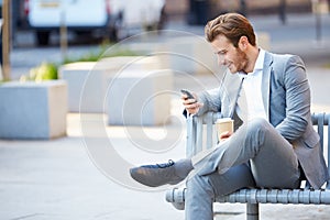 Unternehmer auf der bänke kaffee handy mobiltelefon telefon 